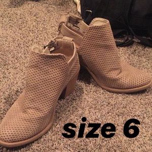NUDE BOOTIES